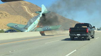 美国一飞机公路上坠毁起火 机翼挂隔离带上 视频