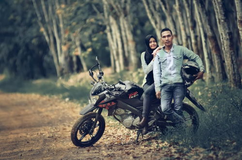情侣骑摩托图片