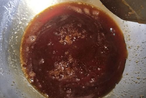 炒糖色,用水还是用油 大厨 学会这样做,炒出来的糖色又红又亮