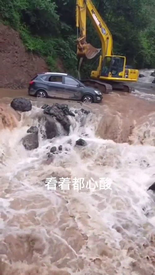 大哥开车过山路,突遇洪水被困,场面太惊险了 