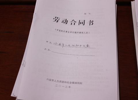 被公司无故辞退，并没有购买保险，没有签订劳动合同，还拖欠一月工资不给请问怎样计算补偿金