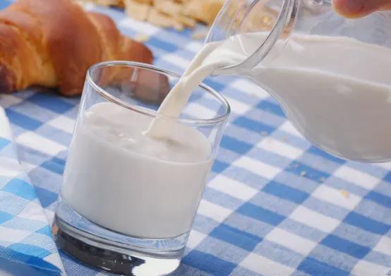 超市里打折的临期牛奶能买吗 要看是不是冷藏保存的
