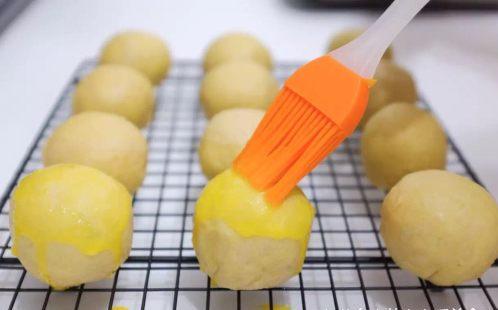 烤箱版香酥可口的蛋黄酥做法