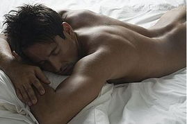 网传裸睡预防阳痿 男人别把床单当内衣