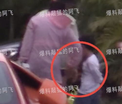 baby带儿子三亚度假,小海绵惹妈妈生气后被甩手,撒娇讨好超黏人