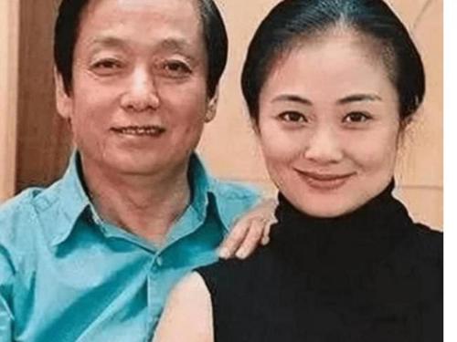 83岁老戏骨老来得子得意洋洋,放言娶小28岁妻子不后悔,如今怎样