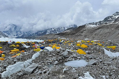 两名珠峰登山者因体力衰竭去世,搬运遗体需要10名夏尔巴人