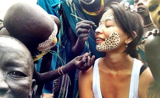 美女摄影师来到非洲裸体部落本来很害羞 最终决定抛开羞耻心拍摄 