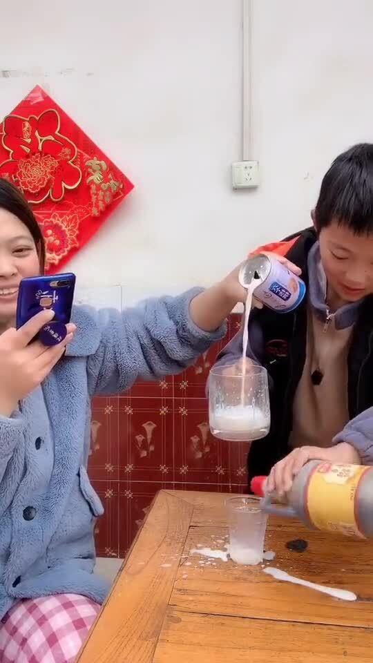 我倒的不是牛奶吗 怎么变味道了 