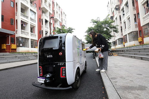 重庆首个无人快递车在重庆交通职业学院投用 