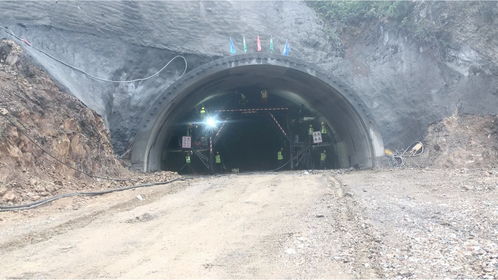 建设高速公路隧道工程施工一第一现场 