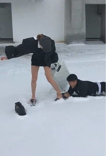 小伙趴在雪地里抱着女友的大腿崩溃大哭,原因让人大跌眼镜 