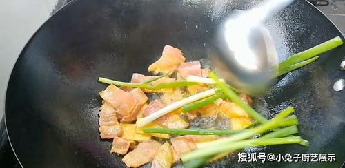 淮扬菜大厨教你如何在家做河蚌烧咸肉汤鲜味美,摘洗处理是关键