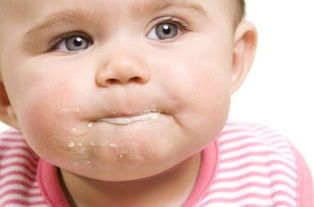 宝宝 吐奶？小孩吃完奶老是吐奶怎么回事