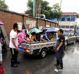 雨中路口,校长拦车是为何 校园内外 雷锋 多 