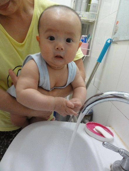 宝宝四个月了吃着母乳可以吃米粉吗(四个半月纯母乳喂养可以吃米粉了吗)