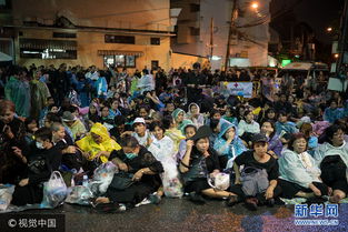 当地时间2017年10月24日,泰国曼谷,泰国民众在街头休息等待已故泰王普密蓬葬礼的举行。(图片来源:视觉中国)