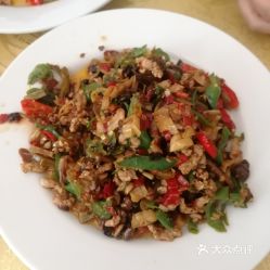 饭店地段好，菜炒的好吃，量大，价格还不贵，卫生和服务态度也好，为什么没有人来消费？