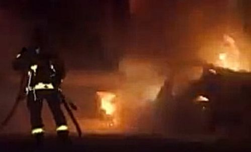 美国加州一辆特斯拉Model S起火爆炸 响声震天