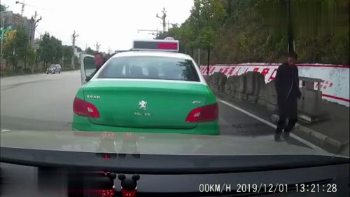 胡同小路迎面遇车,外卖小哥神反应亮了 