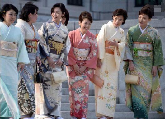 为何日本女性穿和服时不能穿内衣,除了方便之外,还有另一个目的