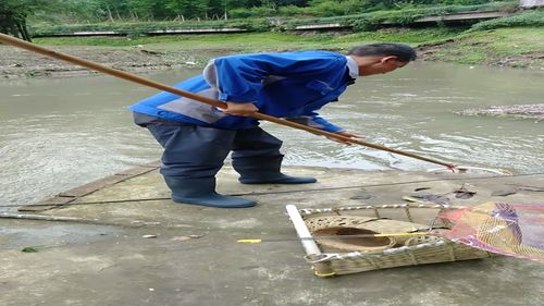 小河沟里涨水了,朋友们快来抓野生物 