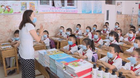 乌鲁木齐市小学生昨日错峰报道迎开学