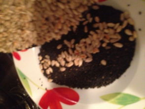 黑芝麻葵花籽糖的做法大全 黑芝麻葵花籽糖家常做法 好豆 