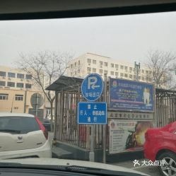 大成路附近有卖行李箱的吗(翠微百货大成店周边免费停车场)