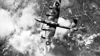德军1年打败7国,空战却遭英军教训,300吨炸弹报复伦敦变火海