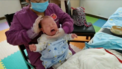 医生给宝宝矫正,萌娃哭个不停,接下来被医生这专业水准折服了