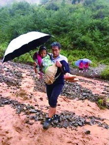 云南 最帅小学老师 风雨中抱起60多名孩子