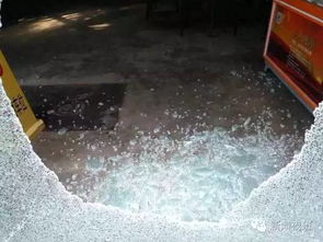 餐厅玻璃大门被砸开了个大洞,原来有人 惦记 里面的 