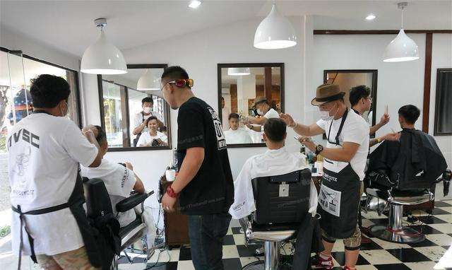 奇怪的理发店百度,揭开世界上最奇特的美容院,刷新你的认知!是3