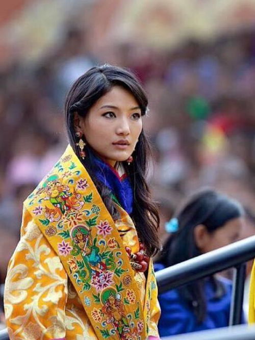 8年前不丹王后首次结婚,寒酸到戴 布艺皇冠 ,竟意外惊艳世人
