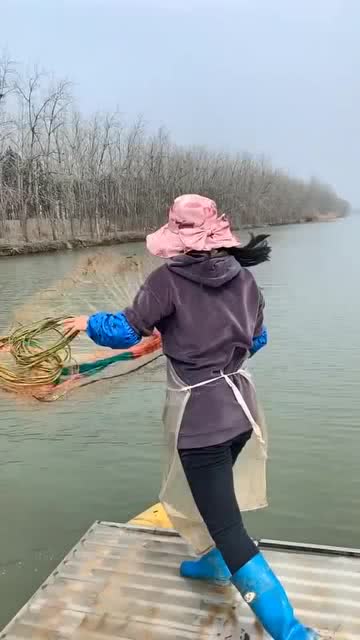 美女撒网技术还了得 