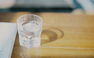 用一杯水的单纯，面对一辈子的复杂(感情像一杯水)