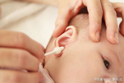 宝宝挠耳朵只是困了吗 四种情况必须注意,正确应对娃才健康舒适