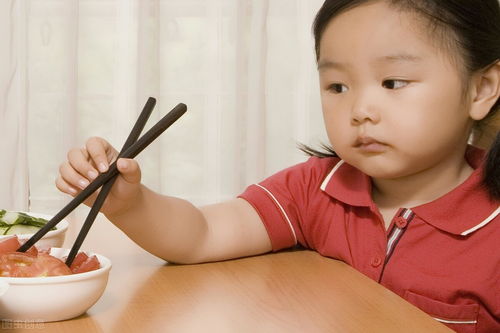 三岁的孩子总是哭闹，要吃零食怎么办