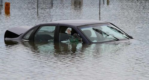 汽车不慎落水自救的方法是什么