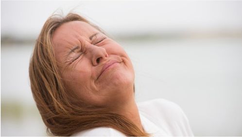 更年期女性,乳房出现哪些变化可能是乳腺癌的征兆 医生列明