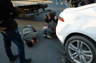杭州特斯拉出车祸 吓跑了吊车和拖车 