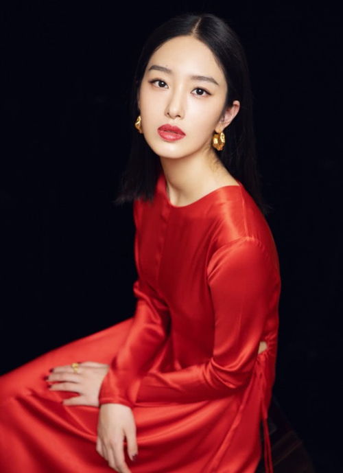 她被曝嫁给刘亦菲干爹,27岁穿红裙成熟优雅,浓浓的豪门阔太范