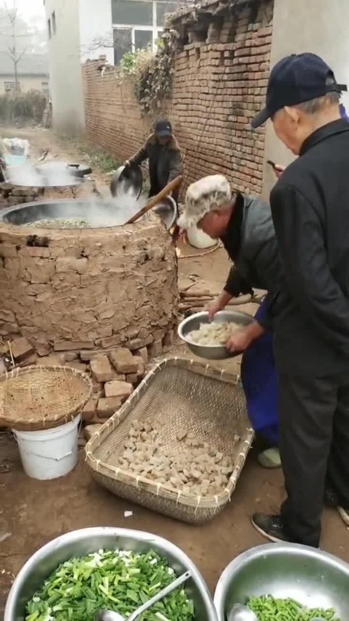 孩子过满月要吃的大锅饭,大锅饭大锅菜,非常美味 