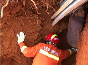 抚州一工地塌方,小伙跪地扒土3小时,从3米多深坑救出被埋工人