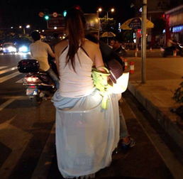 东莞女子穿长裙坐摩托结果出事了....非常尴尬 