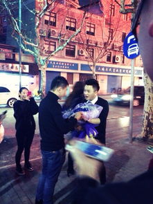 上海现男男求婚场面气氛热烈 
