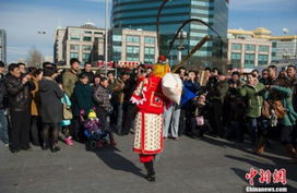 孙悟空北京站排队买票 猴哥全副武装体验春运引围观 