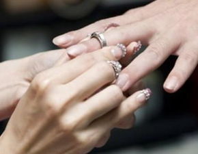 未婚男生戒指应该怎么带在手上的 