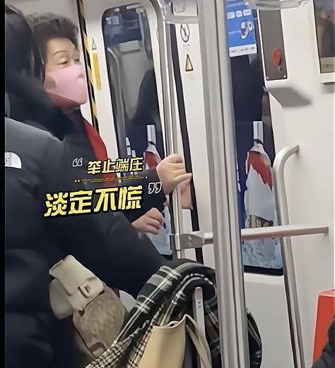 上海一大妈坐地铁手被门夹住,一路淡定熟视无睹,乘客 是个狠人